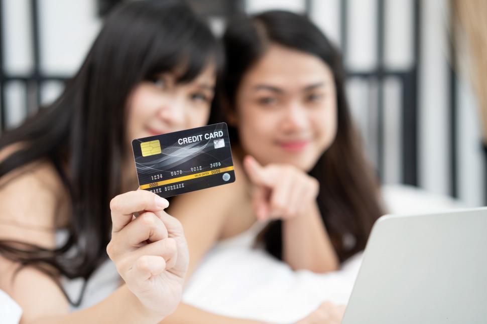 Free Image of Female friends surfing the internet for online shopping 