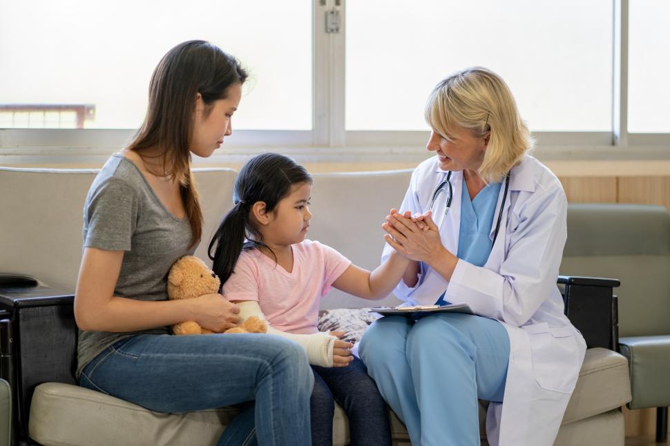 Free Image of Asian girl with a broken arm 