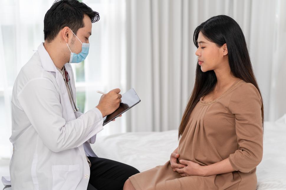 Free Image of Pregnant woman at the doctor 