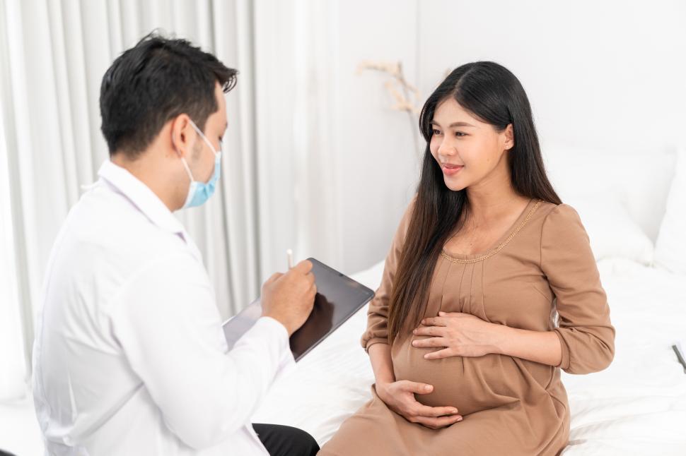 Free Image of Happy pregnant woman at checkup 