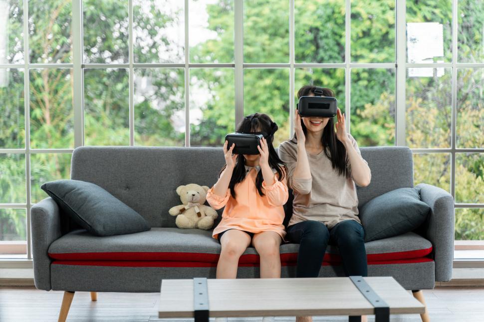 Free Image of Child and woman with virtual reality headset 