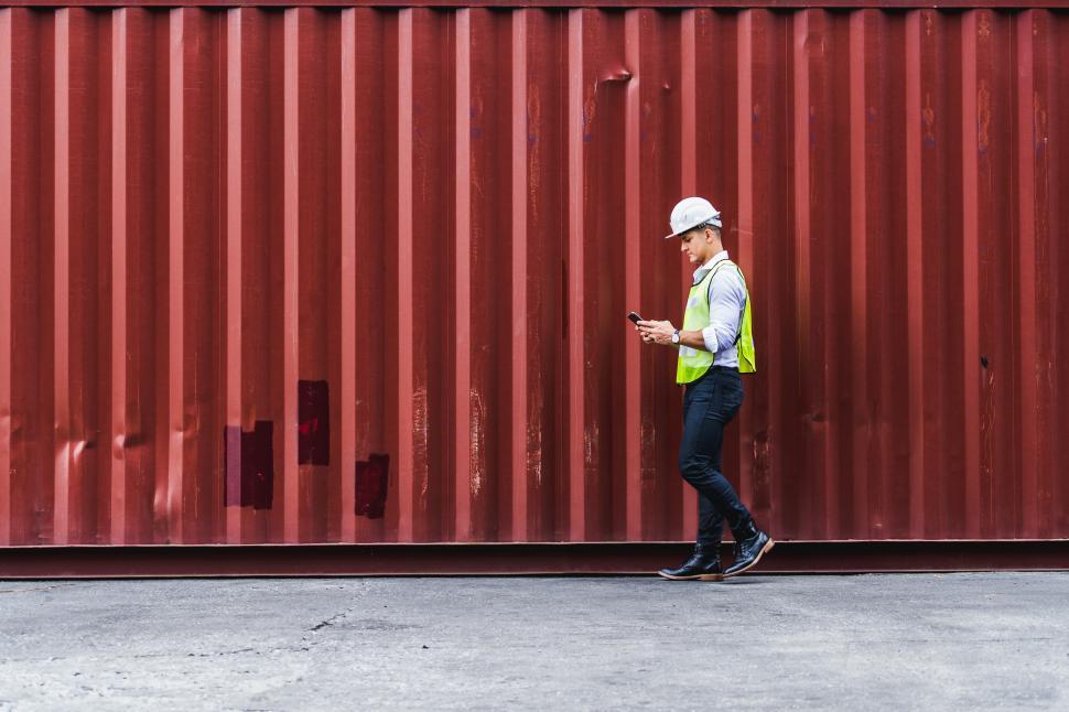 Free Image of Checking the container box 