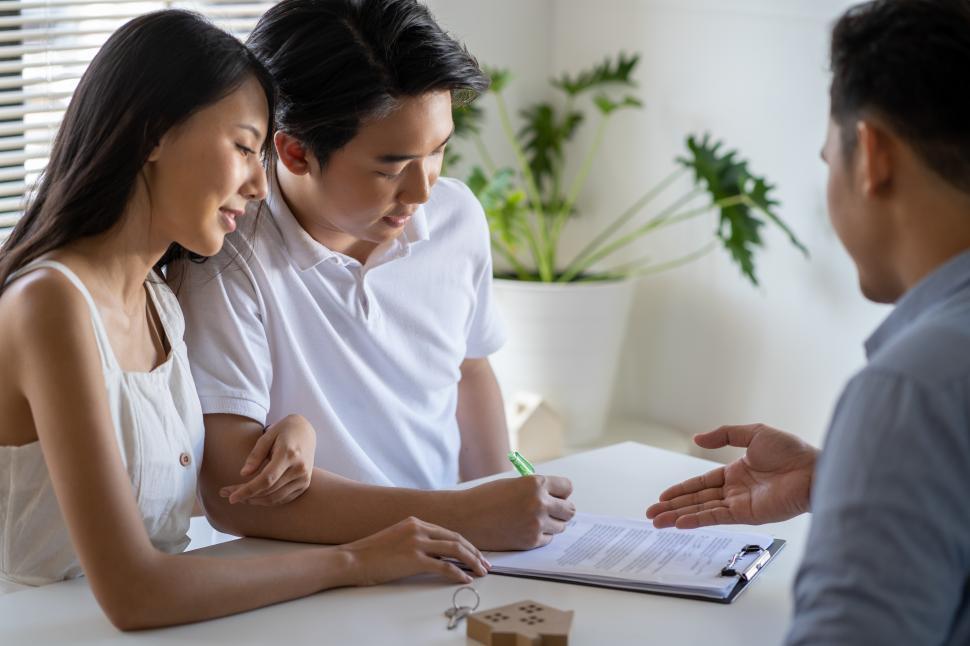 Free Image of Real estate agent and customer contract 