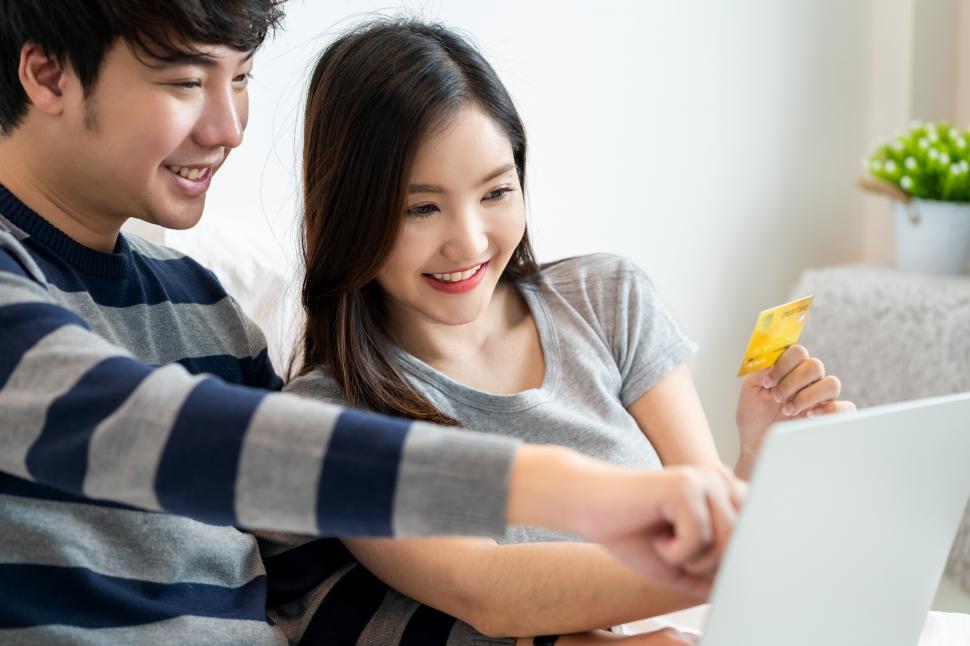 Free Image of Cheerful couple shopping on the internet 