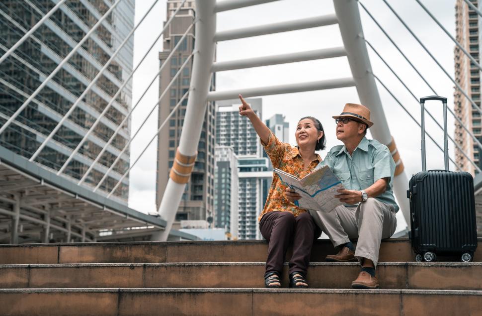 Free Image of Tourists visiting the city and looking at the map 
