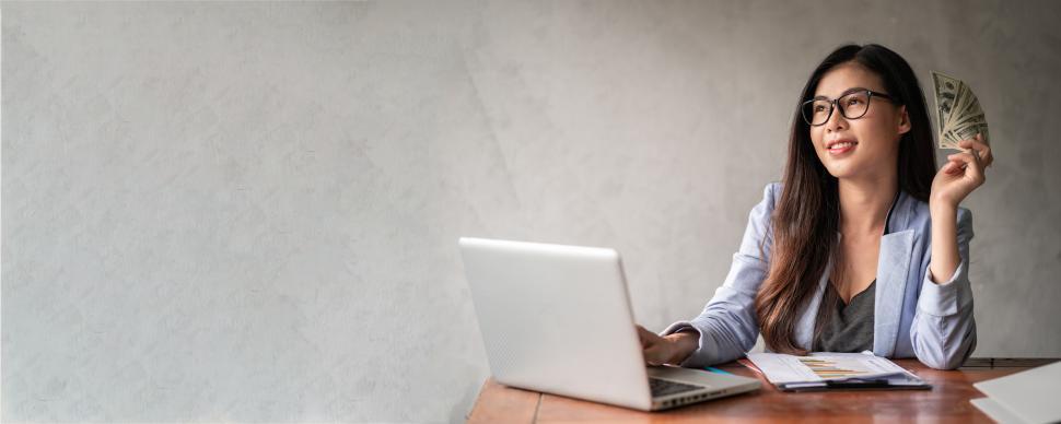 Free Image of Dollar in a businesswoman hand - wide background copyspace 