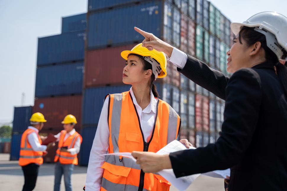 Free Image of Logistics workers 