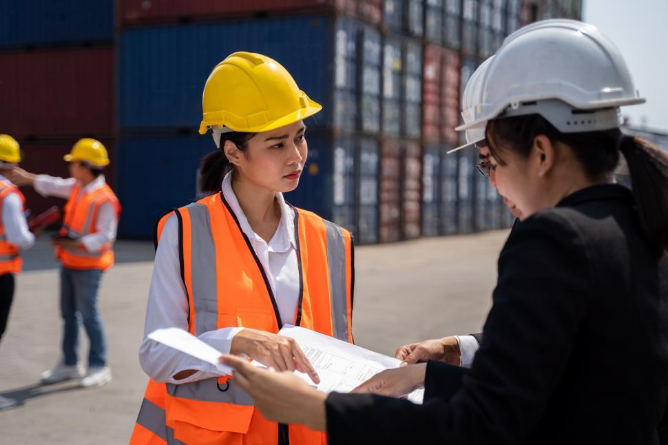 Free Image of Logistics workers with safety gear 