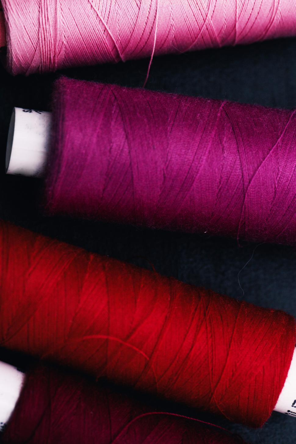 Free Image of Spools of colorful thread 