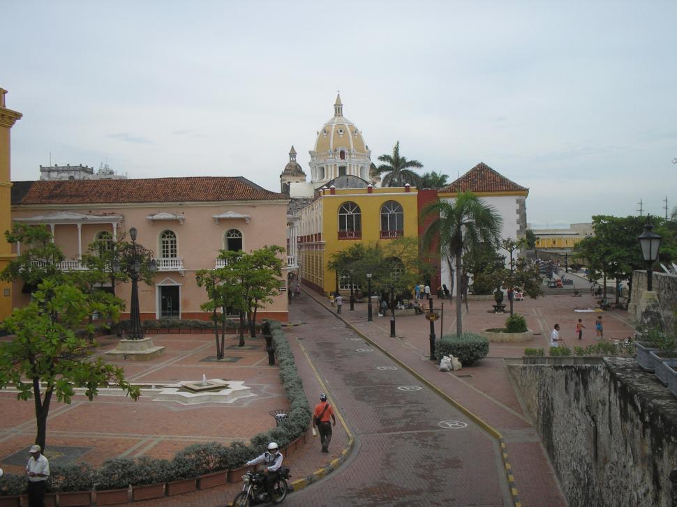 Free Image of Yellow Building on Street 