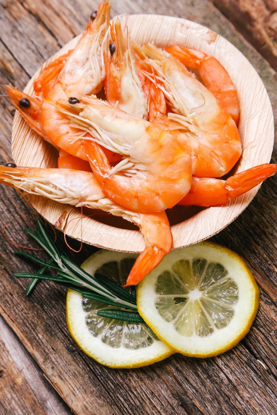 Free Image of Shrimp with lemon 