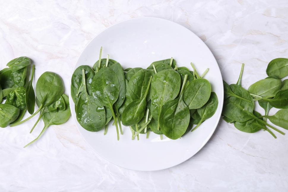Free Image of Spinach on the table and on a plate 