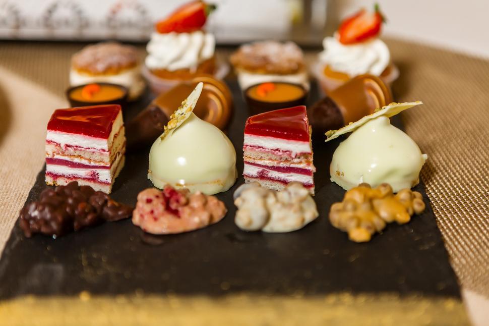 Free Image of Delectable sweets placed on board 