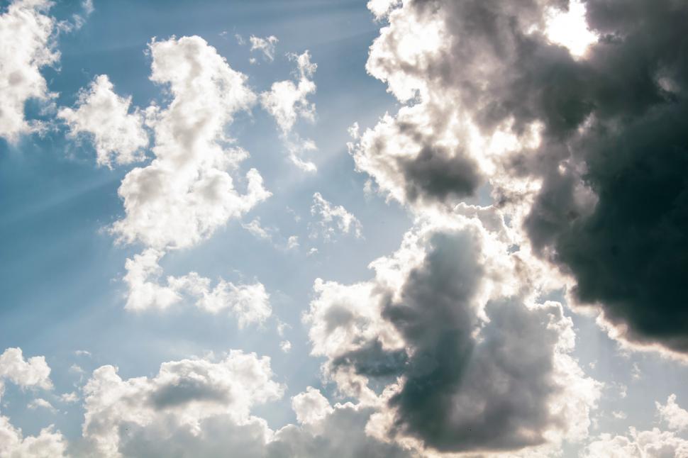 Free Image of Darkening sky and clouds 