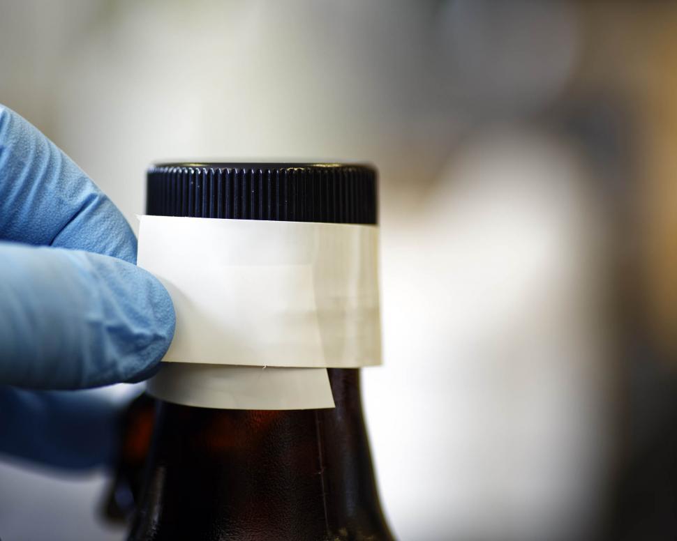 Free Image of Sealing bottle to stop vapor leaks 