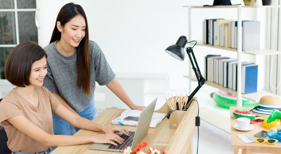 Free Image of Women are booking hotels online on the laptop. 