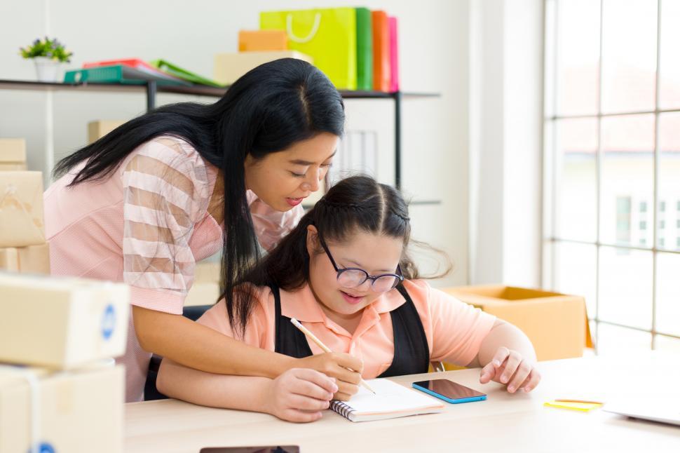 Free Image of Mothers and daughters with mental disorders, working at home. 