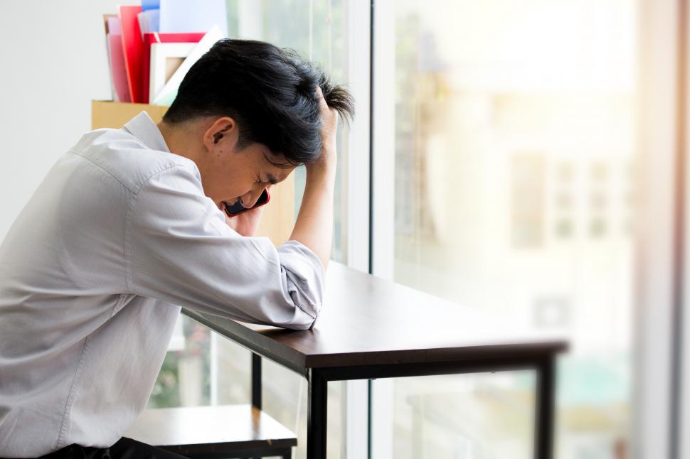 Free Image of The male employee was stressed because he was fired from work. 