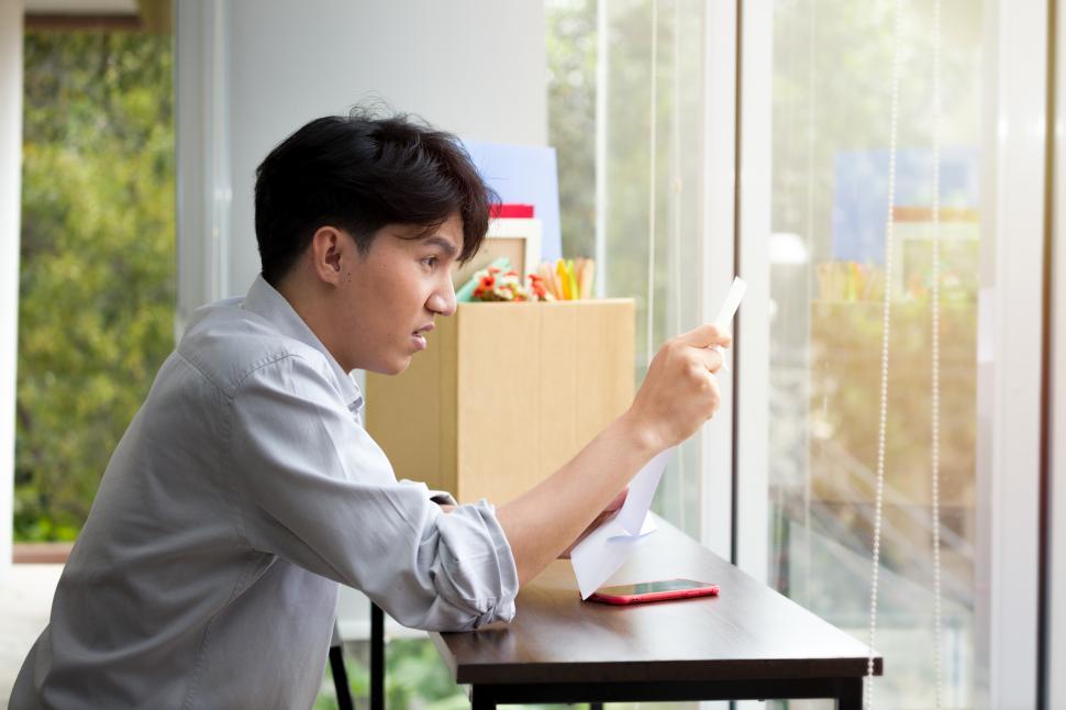 Free Image of The man is shocked to receive a letter of dismissal 