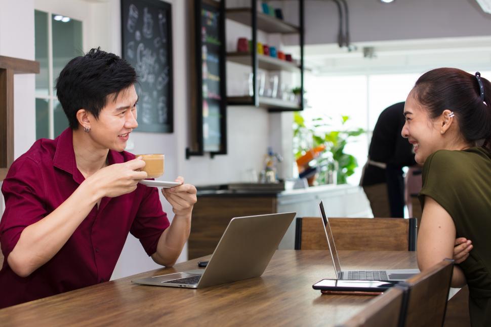 Free Image of Business freelancer is brainstorming in the cafe 
