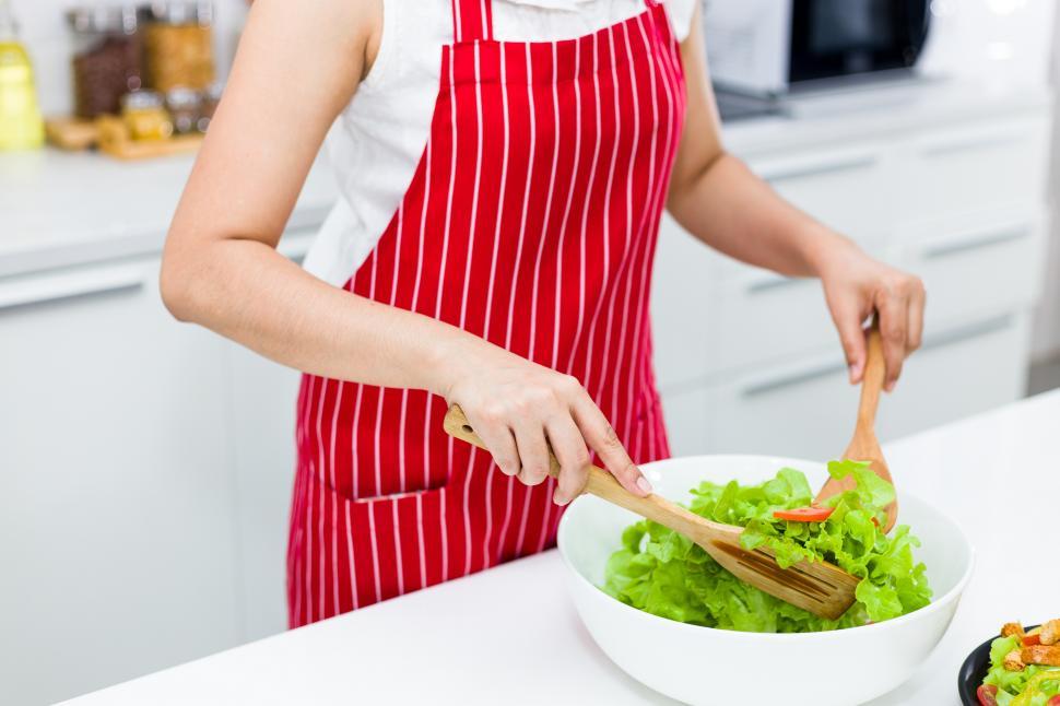 Free Image of Women making salads 