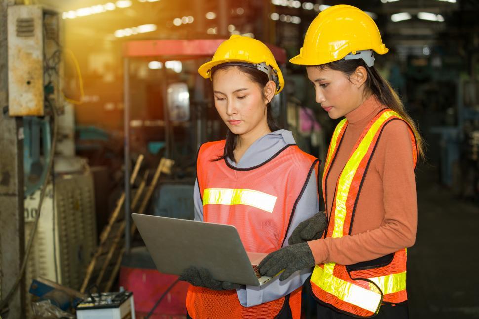 Free Image of Woman workers in the factory. 