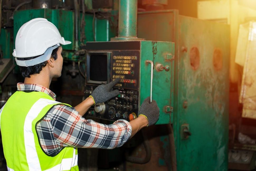 Free Image of Machinery operator 