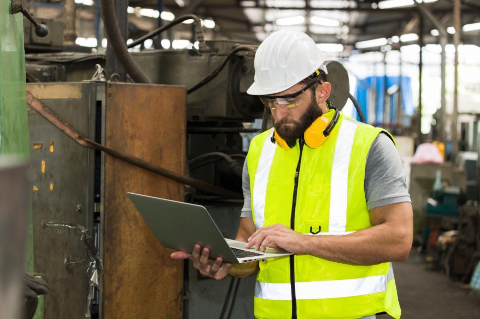 Free Image of Engineer monitoring the machines in the factory. 