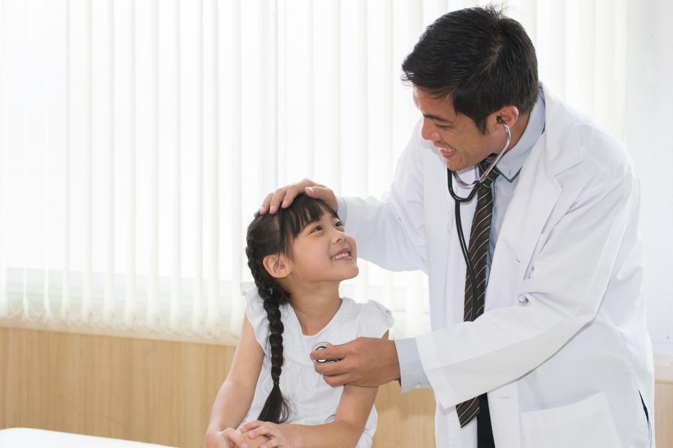 Free Image of Girl visiting the pediatrician 