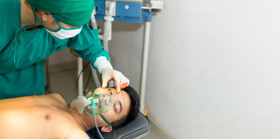 Free Image of Doctor is examining the patients eye in an emergency. 