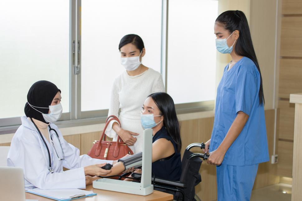 Free Image of People wearing surgical masks at the hospital 