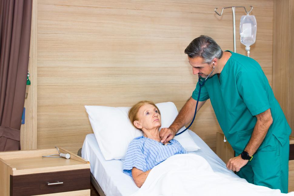 Free Image of Male physician is doing a daily physical exam for elderly woman 
