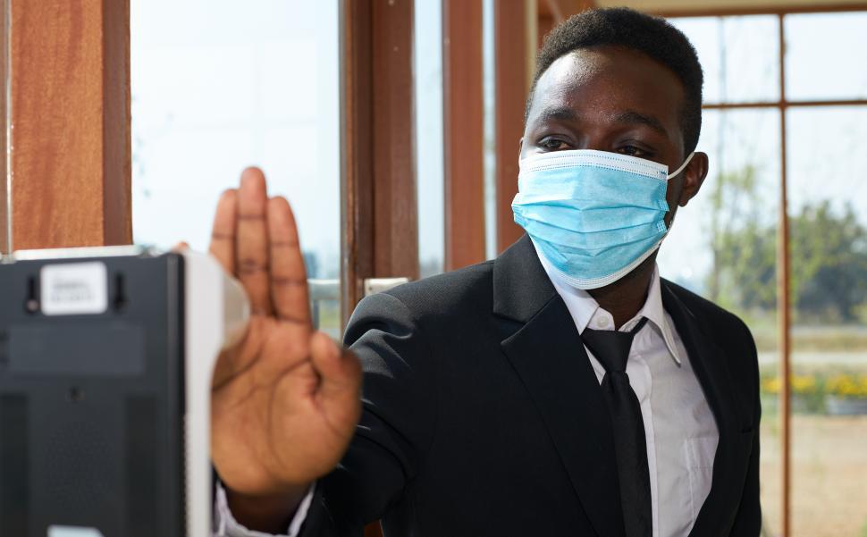 Free Image of Man measures body temperature - coronavirus screening 