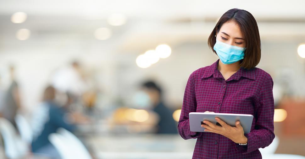 Free Image of The entrepreneur wears an anti-virus mask 