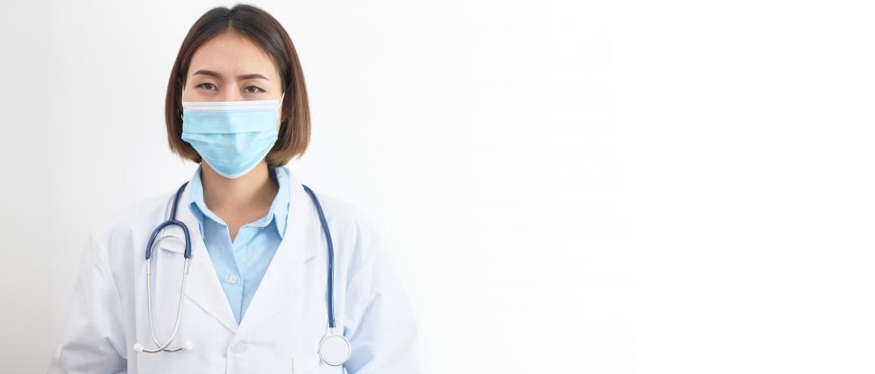 Free Image of A woman doctor wearing a mask with blank copyspace 