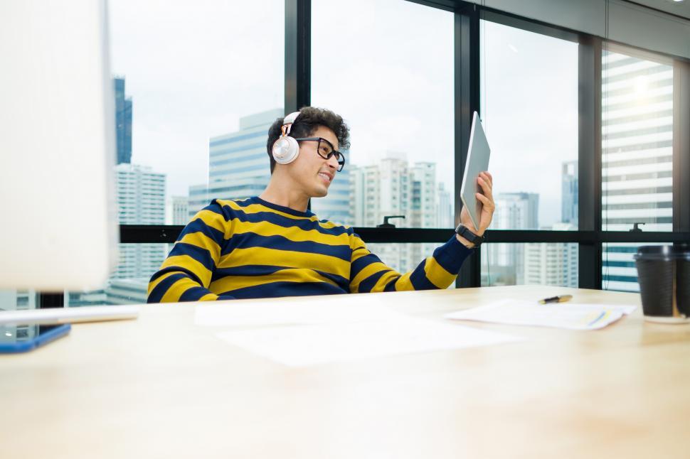 Free Image of Man wearing headphones to find work ideas 