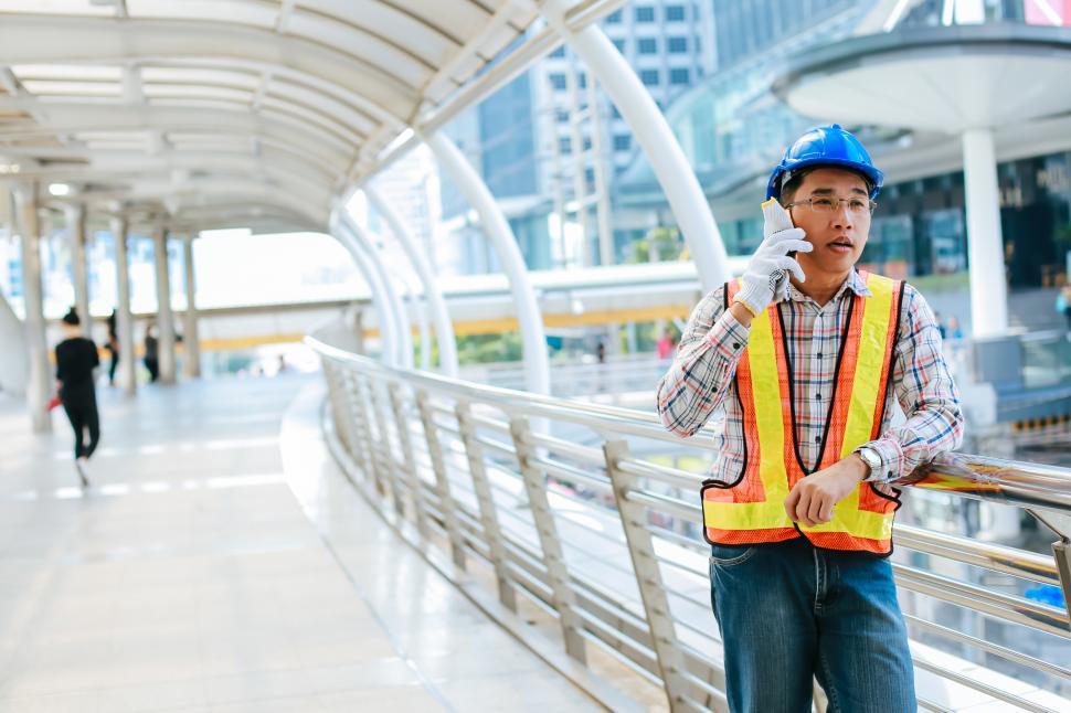 Free Image of Male engineers are talking on the phone 