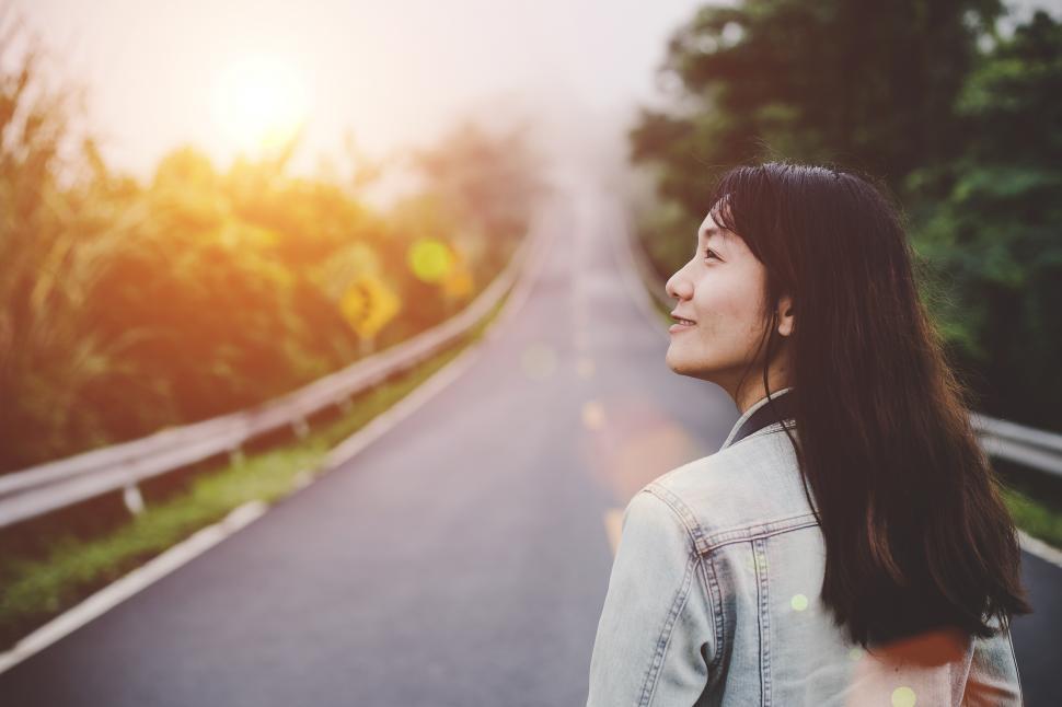 Free Image of Traveling woman one the road 