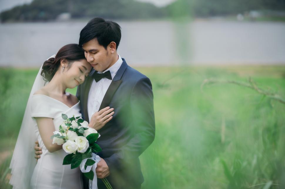 Free Image of Wedding couple in the park embrace 