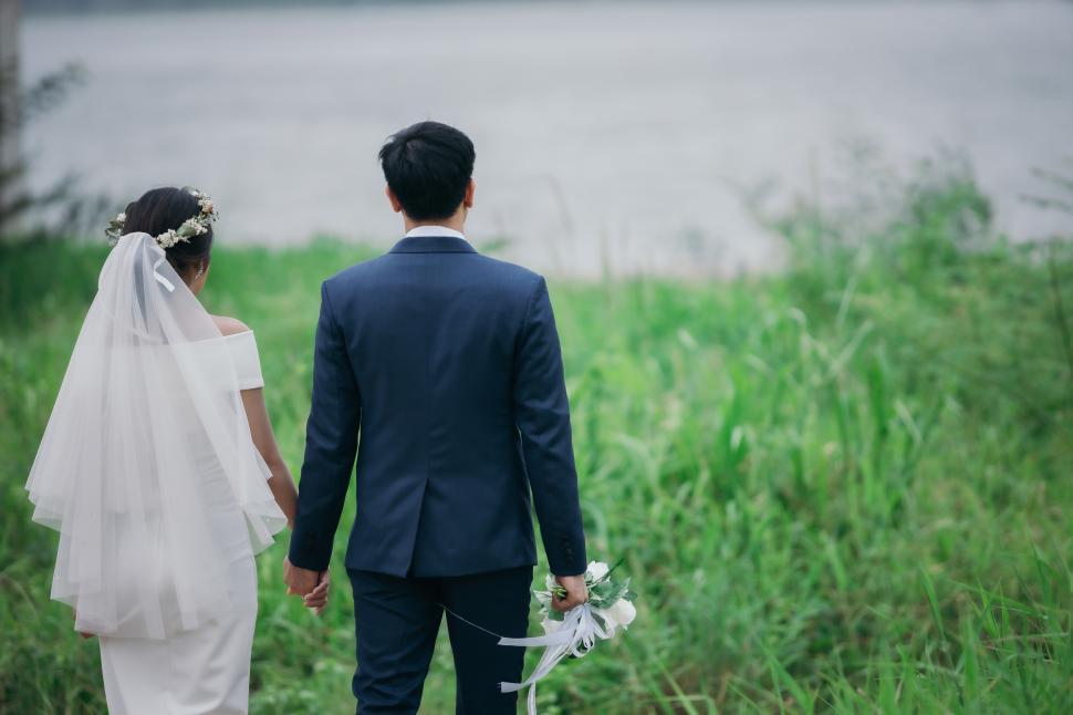 Free Image of Newlyweds look into the future 