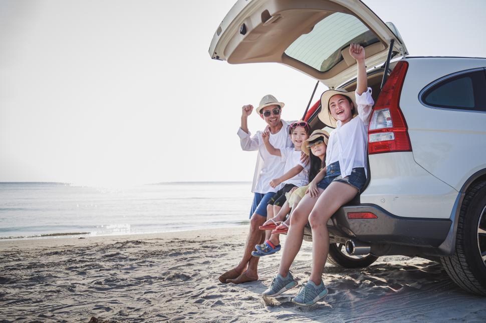 Free Image of Driving the car to the beach 
