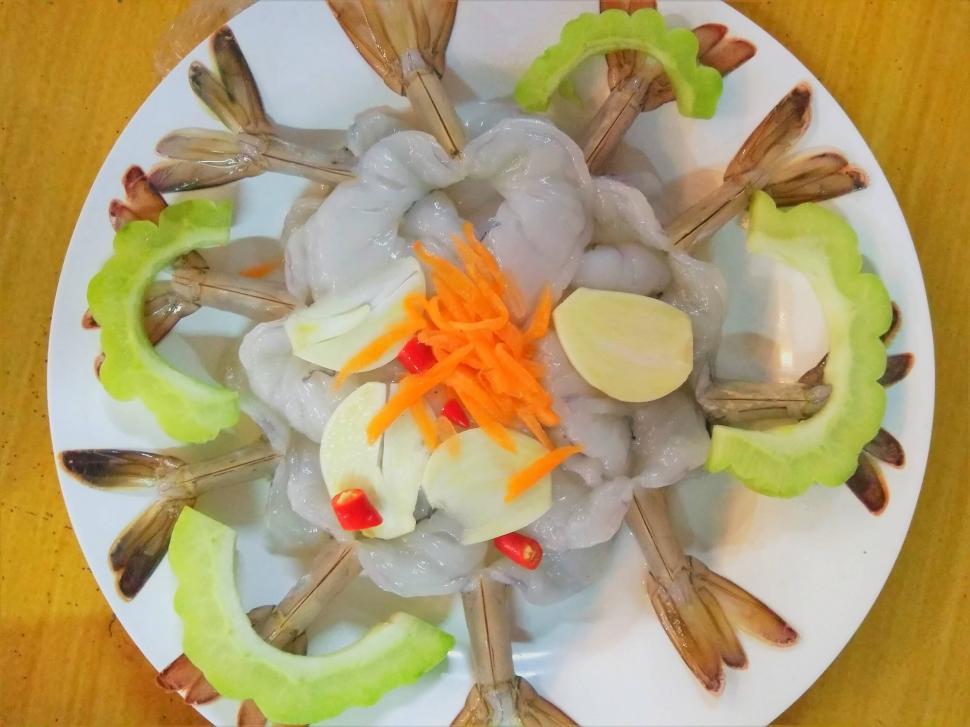 Free Image of Above view raw prawn salad  