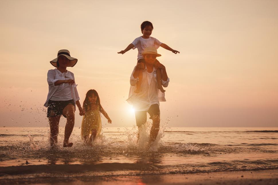 Free Image of Holiday family travel - fun at the beach 