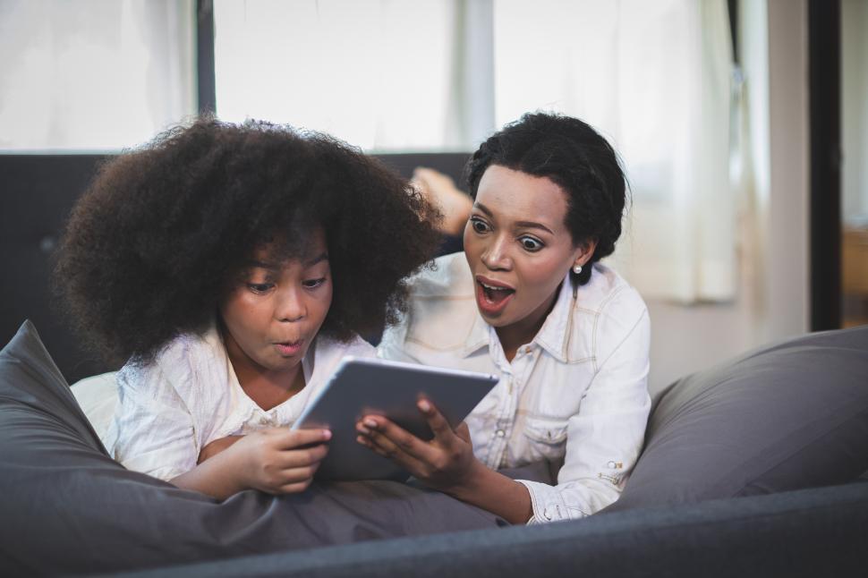 Free Image of Mother and daughter are amazing by content 