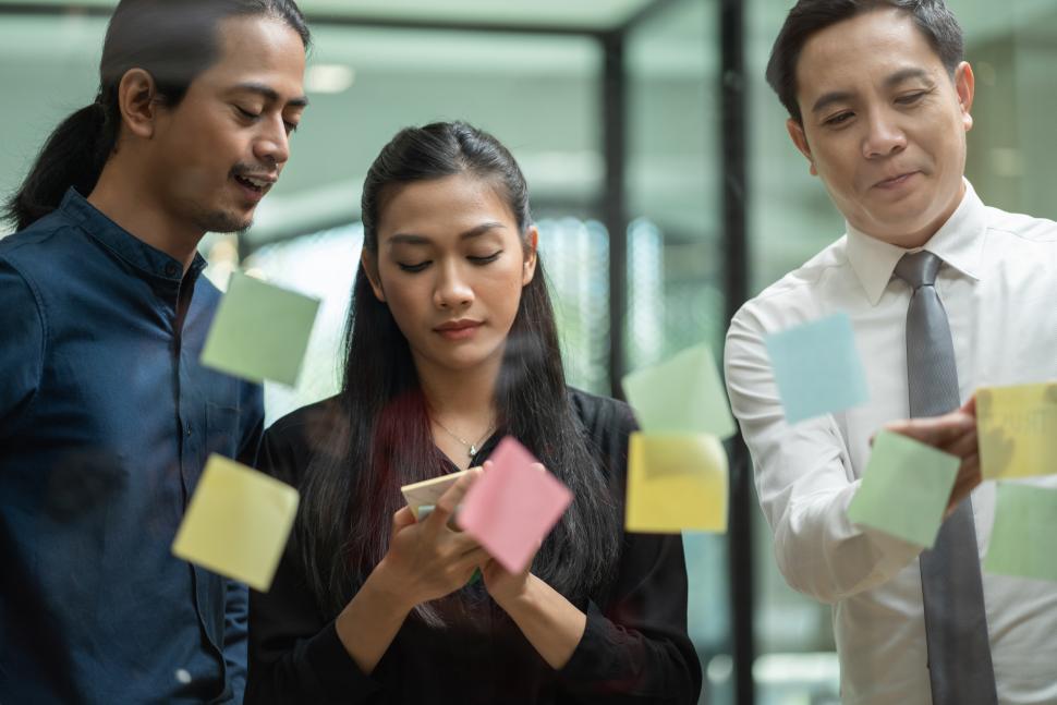 Free Image of Business team meeting, using post it notes 