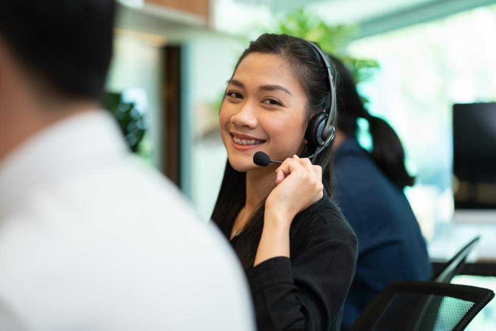 Free Image of Female telemarketing agent 