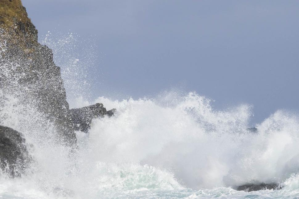 Free Image of Waves breaking  
