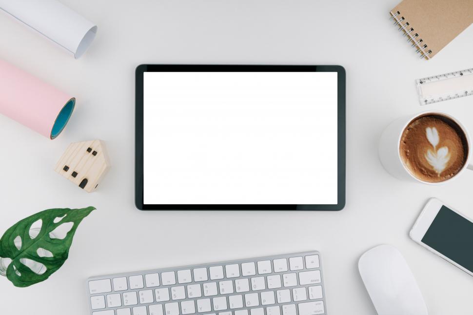 Free Image of Tablet mockup with blank and white screen on desk 