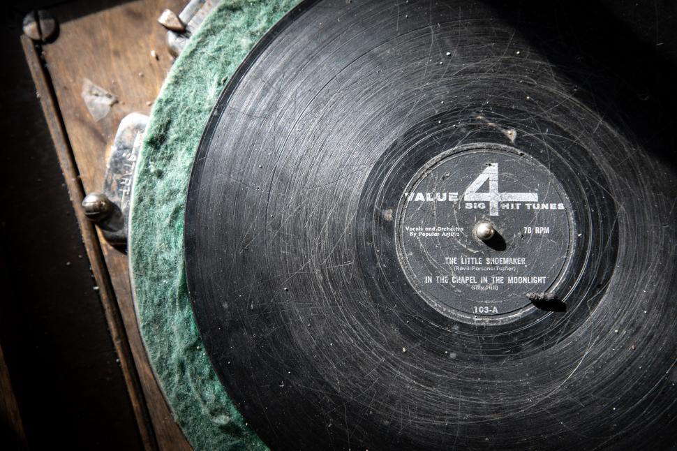 Free Image of Old scratched vinyl record 