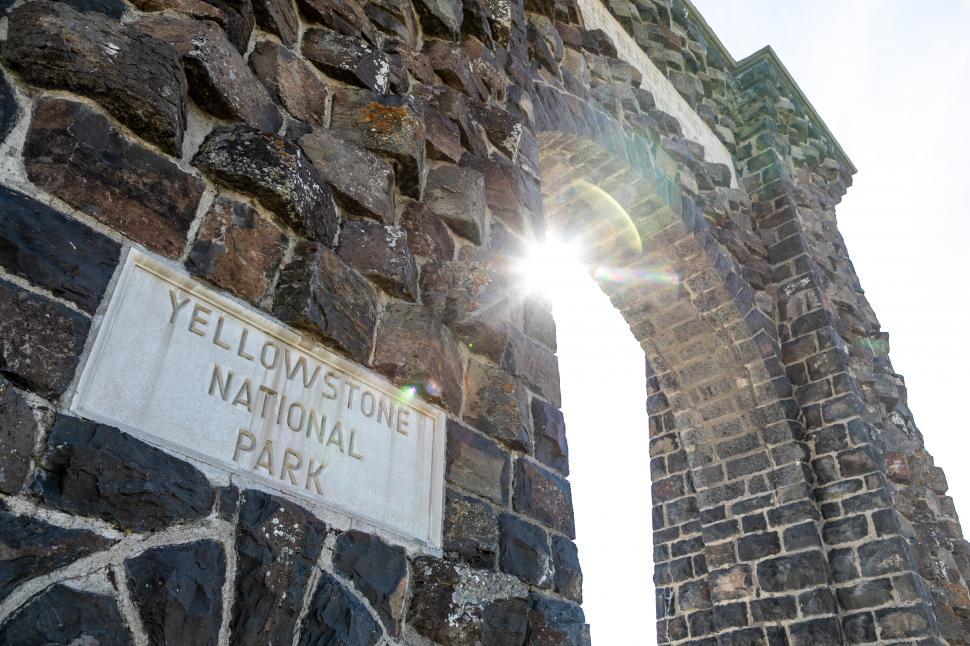 Free Image of Roosevelt Arch, Yellowstone National Park 